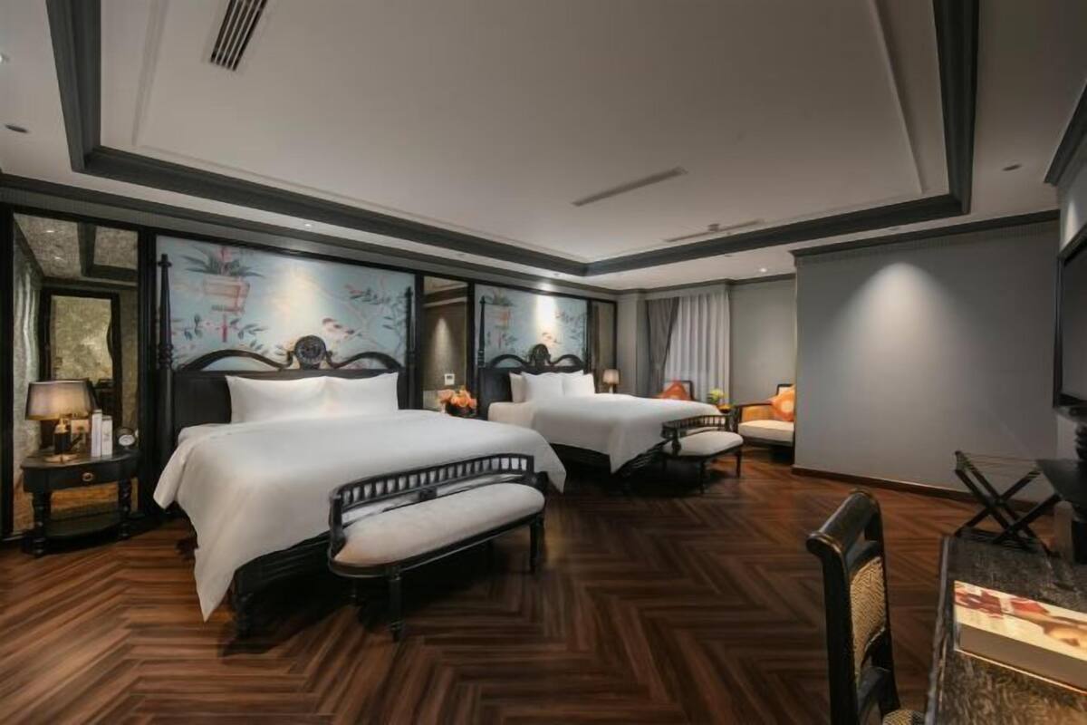 Minibar, caja de seguridad en la habitación y escritorio