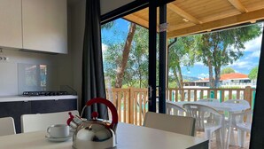 A dining area with a table, chairs, and a kettle. - Beautiful apartment in villa for 6 people with pool, WIFI, A/C, TV, terrace and pets allowed (Palau)