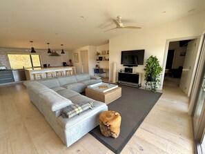 Smart TV, books, stereo