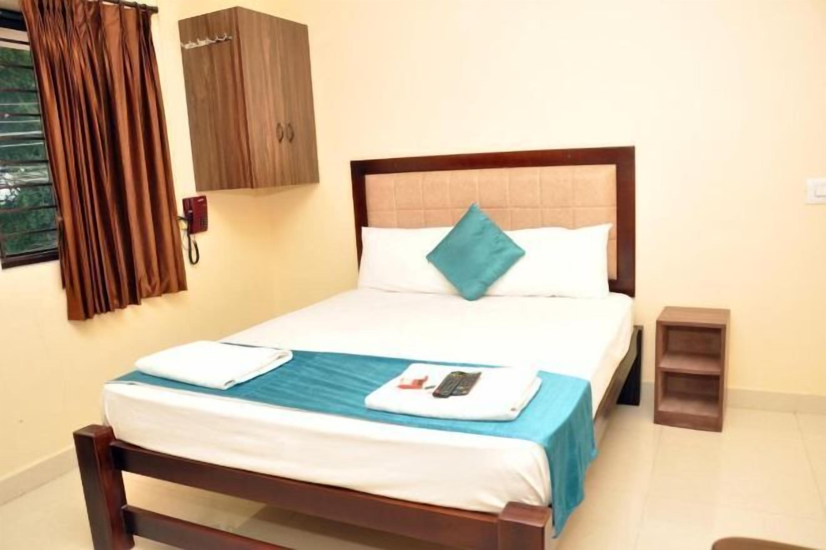 Een bureau, gratis wifi, beddengoed