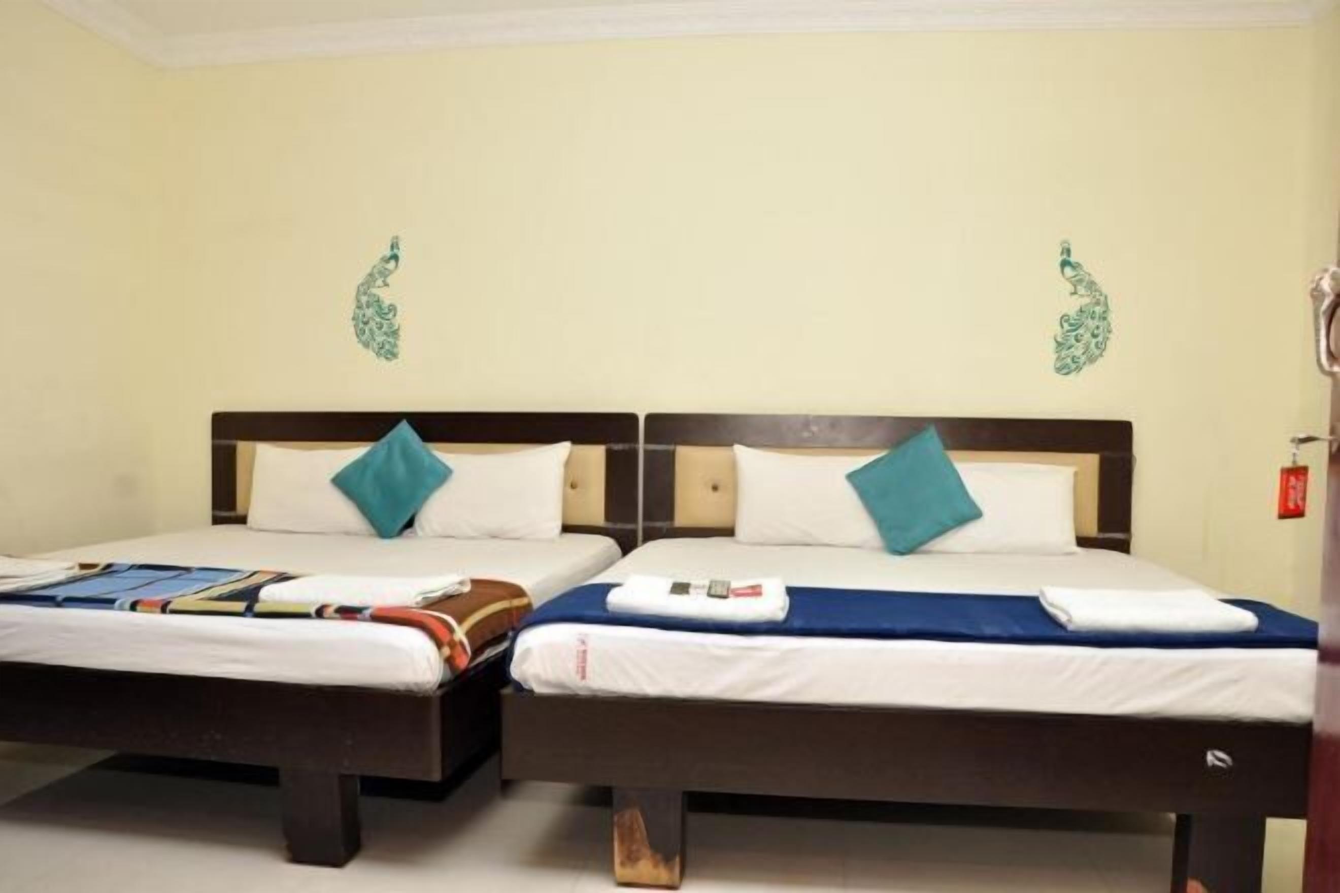 Een bureau, gratis wifi, beddengoed