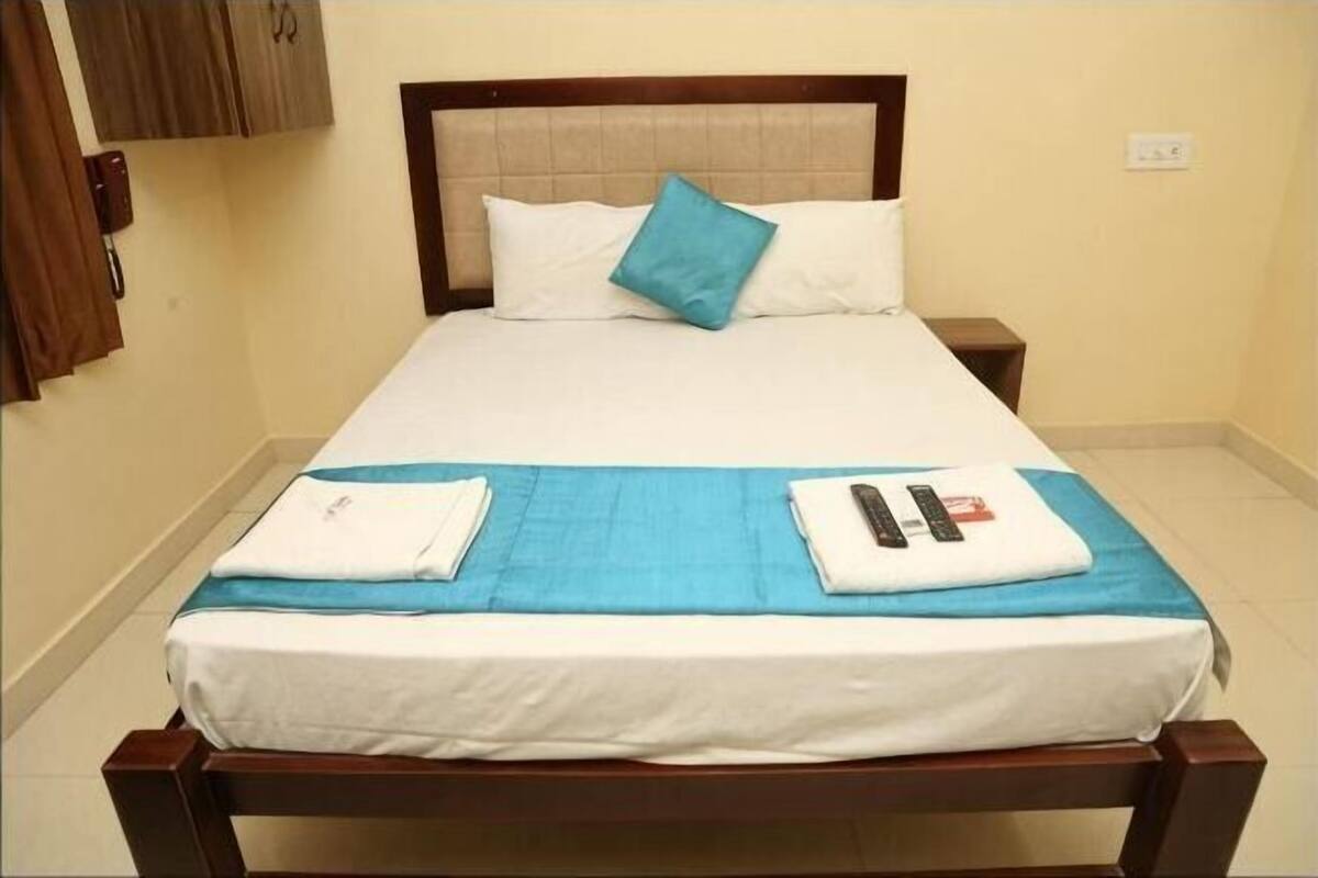 Escritorio, wifi gratis, ropa de cama
