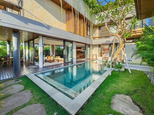 Narawangsa Villa | 4br | Rooftop West Coast View