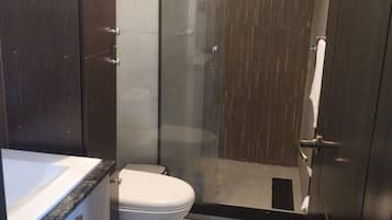 Secador de pelo, toallas, jabón y papel higiénico