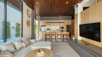 Vila luxo, 3 quartos, vista para a piscina | Área de estar | Smart TV, Netflix, serviços de streaming