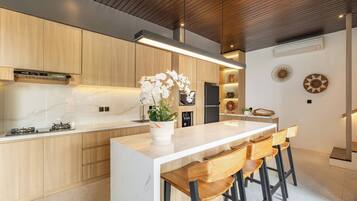 Deluxe Villa, 3 Bedrooms, Pool View | Dapur peribadi | Pembancuh kopi espreso, pembancuh kopi/teh, cerek elektrik