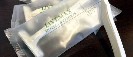 A package from LIVEMAX Hotels & Resorts containing a razor and a razor blade.
