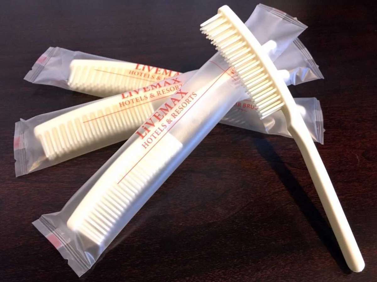 Combinació de dutxa i banyera, assecador de cabells, tovalloles i xampú 