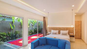 Caja de seguridad en la habitación y tabla de planchar con plancha