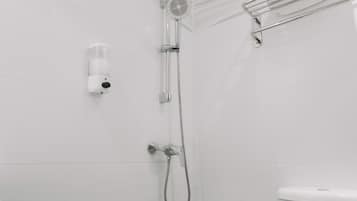 Chambre Double Deluxe, vue ville | Salle de bain | Douche, articles de toilette gratuits, sèche-cheveux, savon