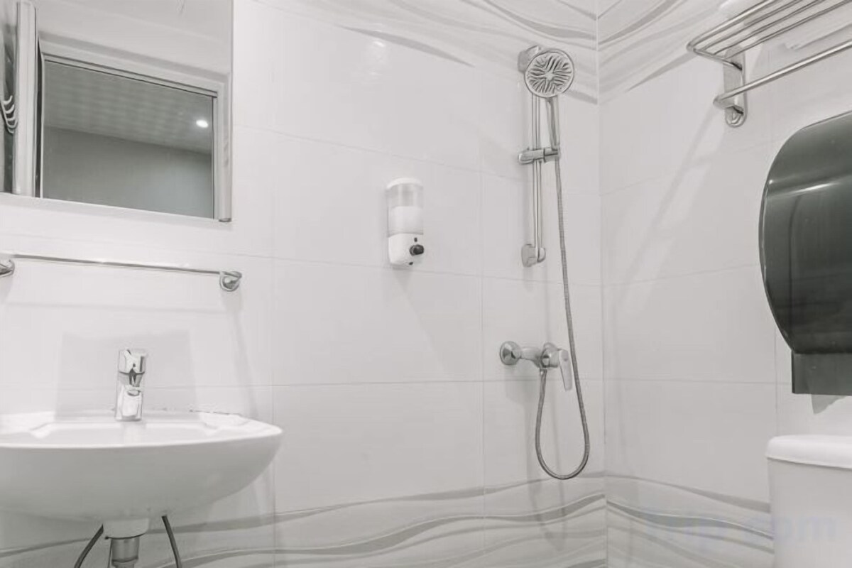 Badkamer | Een douche, gratis toiletartikelen, een haardroger, zeep