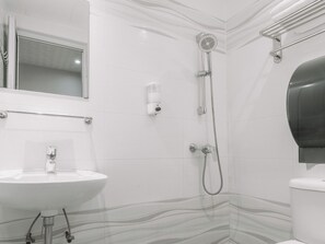 Shower, free toiletries, hair dryer, soap - Amrise Hotel Geylang, 11Hrs Stay from 10PM to 9AM (Singapore)
