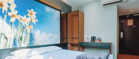 Desk, laptop workspace, free WiFi