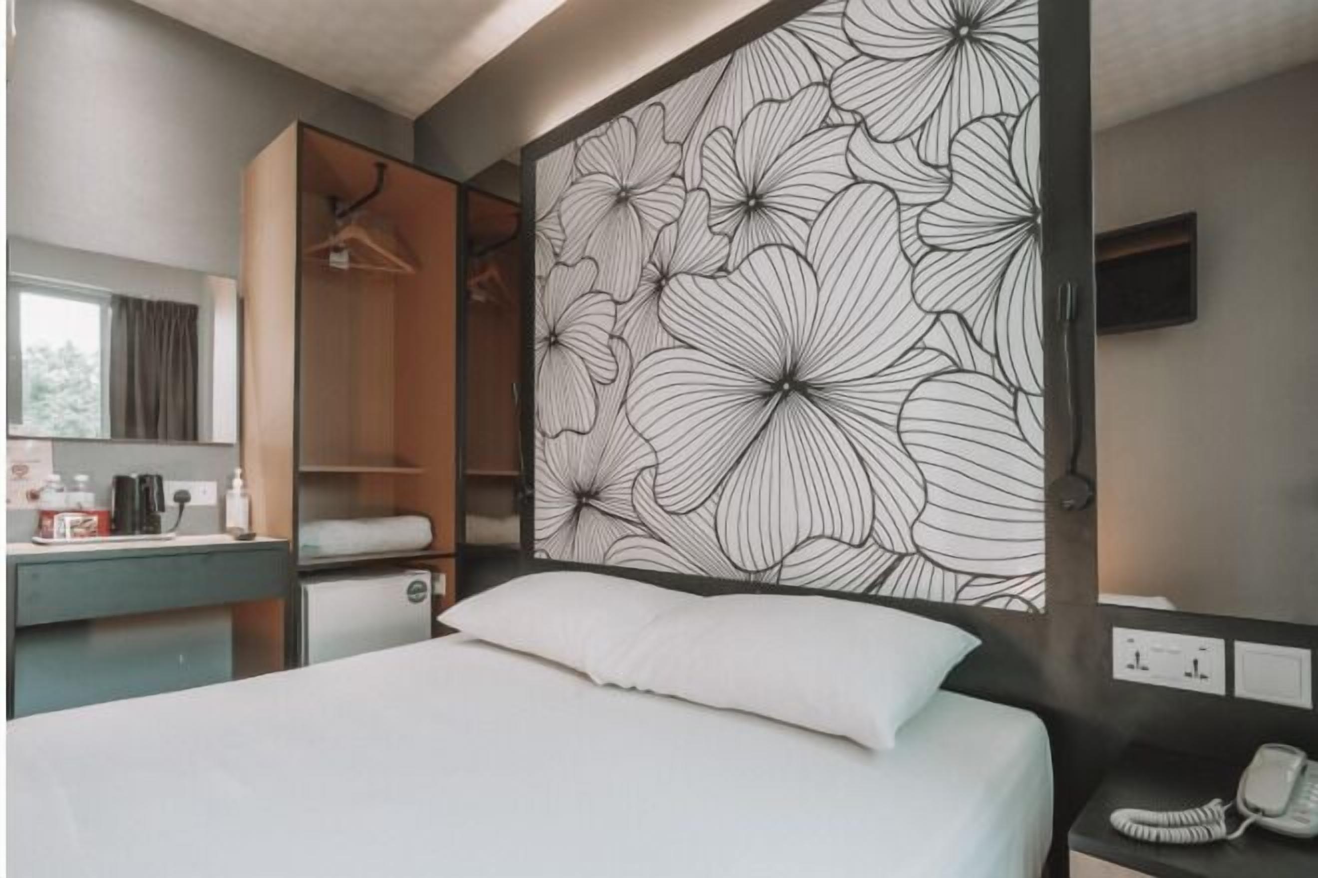 Skrivebord, skrivebord for bærbar PC og wi-fi (inkludert)