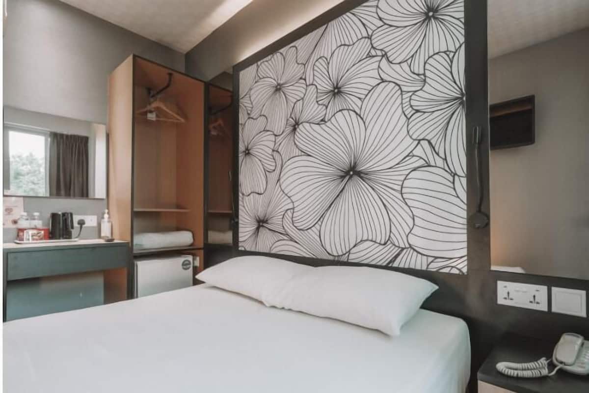 Skrivebord, skrivebord for bærbar PC og wi-fi (inkludert)