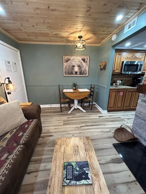 Smart TV, chimenea y libros 