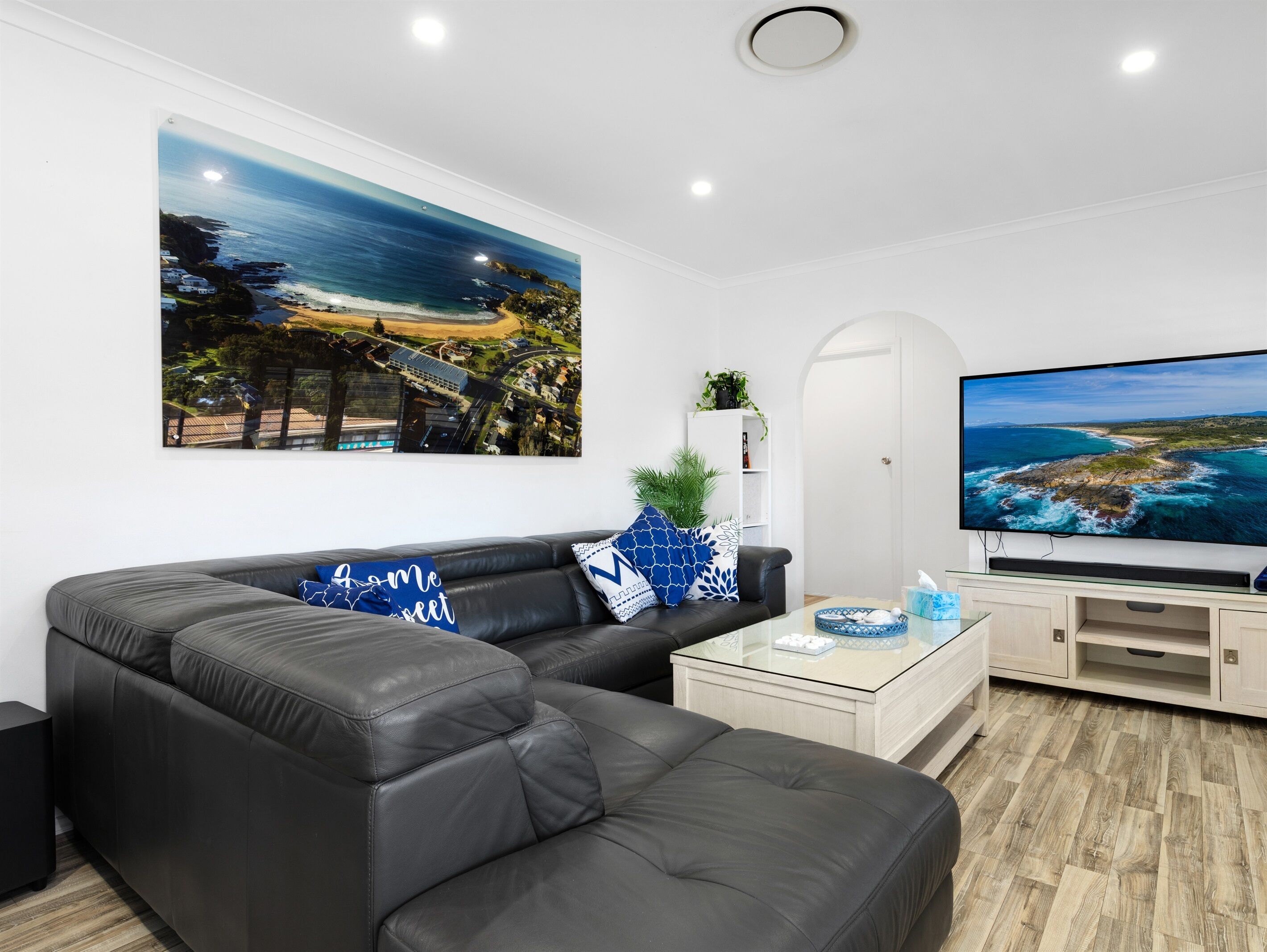 Smart-TV, Kamin, Videospiele, Bücher