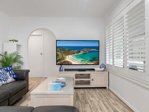 تلفزيون ذكي، مدفأة، ألعاب فيديو، كُتُب