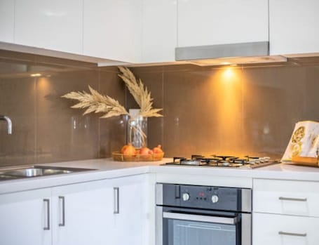 Microwave, oven, stovetop, dishwasher. Apartment in Liverpool near the Hospital & Westfield