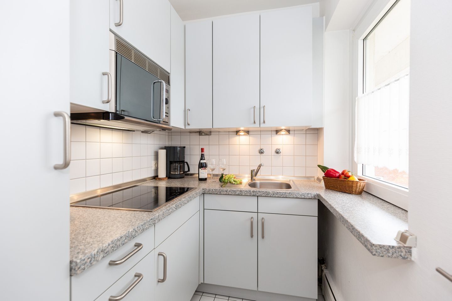 Kühlschrank, Mikrowelle, Herdplatte, Wasserkocher mit Kaffee-/Teezubehör