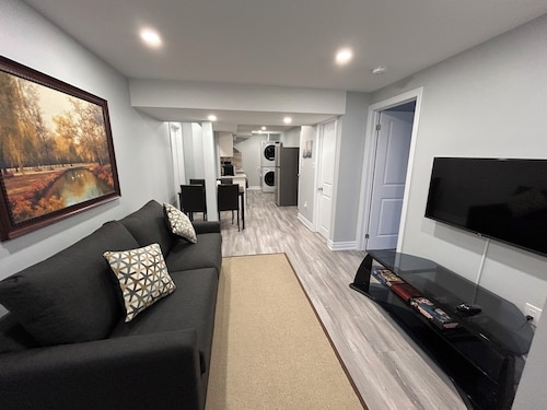 Whitby Gateway - 2BR 3BD 2WR Kitchen Laundry