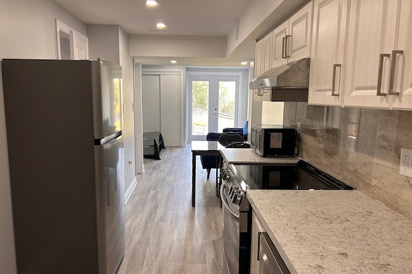 Een koelkast, een magnetron, een oven, een kookplaat