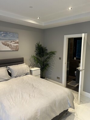 3 bedrooms, WiFi, bed sheets - Croke Park, 3-Beds ,1 pullout bed , SLEEPS 8 (Dublin)