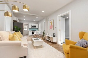 TV - Clean 3-BR, Pet Friendly, 5 mins to Riverwalk, Free WiFi (Pueblo)