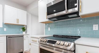 Clean 3-BR, Pet Friendly, 5 mins to Riverwalk, Free WiFi