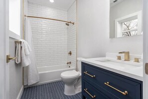 Shower, hair dryer, towels, shampoo - Clean 3-BR, Pet Friendly, 5 mins to Riverwalk, Free WiFi (Pueblo)