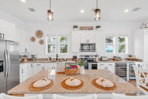 Fridge, microwave, oven, stovetop - World-Class 5 Bed Villa Oceanfront Pool/Hot tub Sunset Escape Sleeps 12 (Marathon)