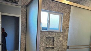 A bathroom with a shower enclosure, a sink, a mirror, and a toilet. - Charming 1-bedroom house in superb San Jose with AC, WiFi (San Jose)