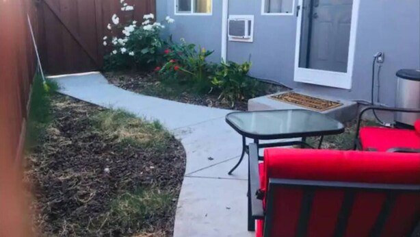 A backyard with a patio area, a wooden fence, and a variety of plants. - Charming 1-bedroom house in superb San Jose with AC, WiFi (San Jose)