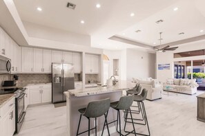 Jääkaappi, mikroaaltouuni, uuni, liesi