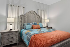 3 soverom, skrivebord, strykejern/-brett og reiseseng for barn