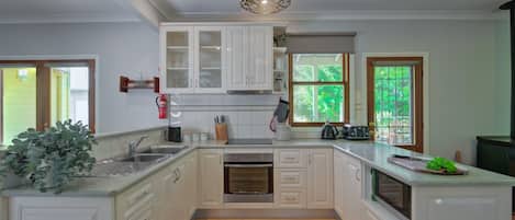 Deluxe House | Private kitchen | Highchair