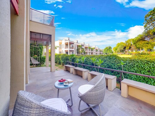 Elegant Villa Retreat in Golf Resort – Luxury Living on the Greens