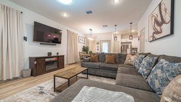 Smart TV, chimenea y videojuegos