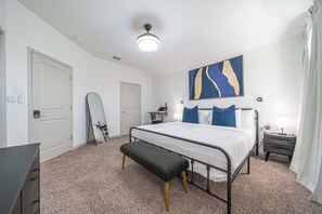 3 bedrooms, desk, iron/ironing board, travel cot - Relax in this 3-bedroom retreat with games, fitness patio, and cozy charm! (San Antonio)