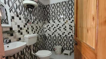 Deluxe Double Room, Valley View | Bathroom | Free toiletries, towels, soap, shampoo