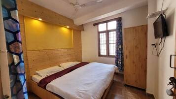 Deluxe Double Room, Valley View | Desk, free WiFi
