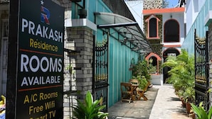 A narrow alleyway with a sign for 'Prakash Residence' advertising A/C rooms, free WiFi, and a Smart TV. - Prakash Residence (Puducherry)