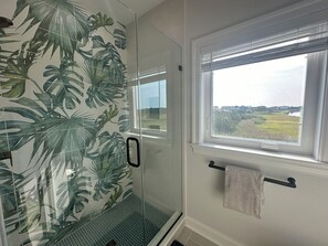 Dusche, Haartrockner, Seife, Toilettenpapier