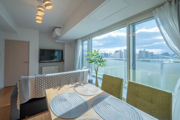 Family Suite | Living area | 40-inch flat-screen TV with digital channels