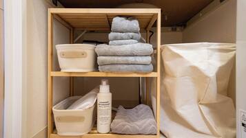 Phòng Suite dành cho gia đình | Phòng tắm | Vòi sen/bồn tắm kết hợp, khăn tắm, dầu gội, giấy vệ sinh