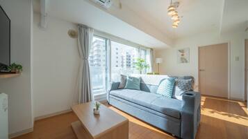 Family Suite | Living area | 40-inch flat-screen TV with digital channels