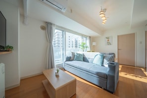 Family Suite | Living area | 40-inch flat-screen TV with digital channels