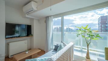 Phòng Suite dành cho gia đình | Khu phòng khách | TV màn hình phẳng 40-inch có truyền hình kỹ thuật số