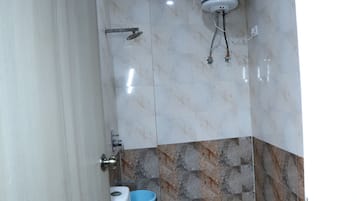 Quarto clássico | Banheiro | Chuveiro, produtos de toalete grátis, chinelos, toalhas de banho