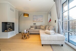 Een televisie en een open haard